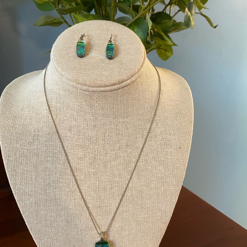 Elegant Iridescent Green and Blue Pendant Necklace and Earring Set